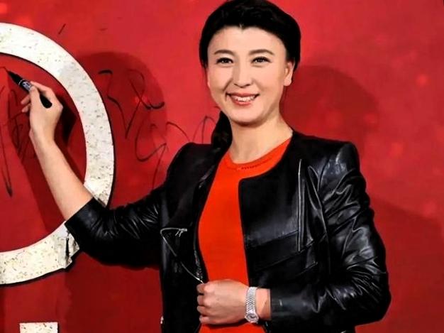 好家伙！闫学晶直播一句吐槽，竟炸出年度最强“连坐”惨案！自己道歉了事，身边6个男