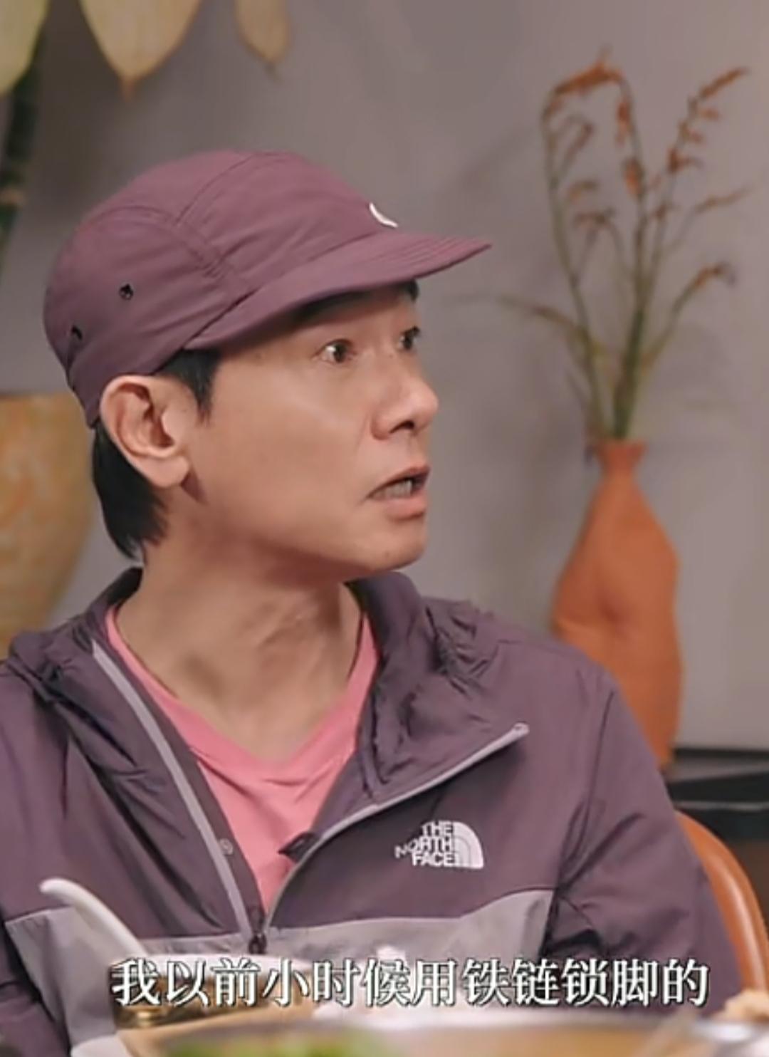 李诞问陈小春，你爸爸对你好吗？陈小春说不好，陈小春小的时候，他爸爸经常用