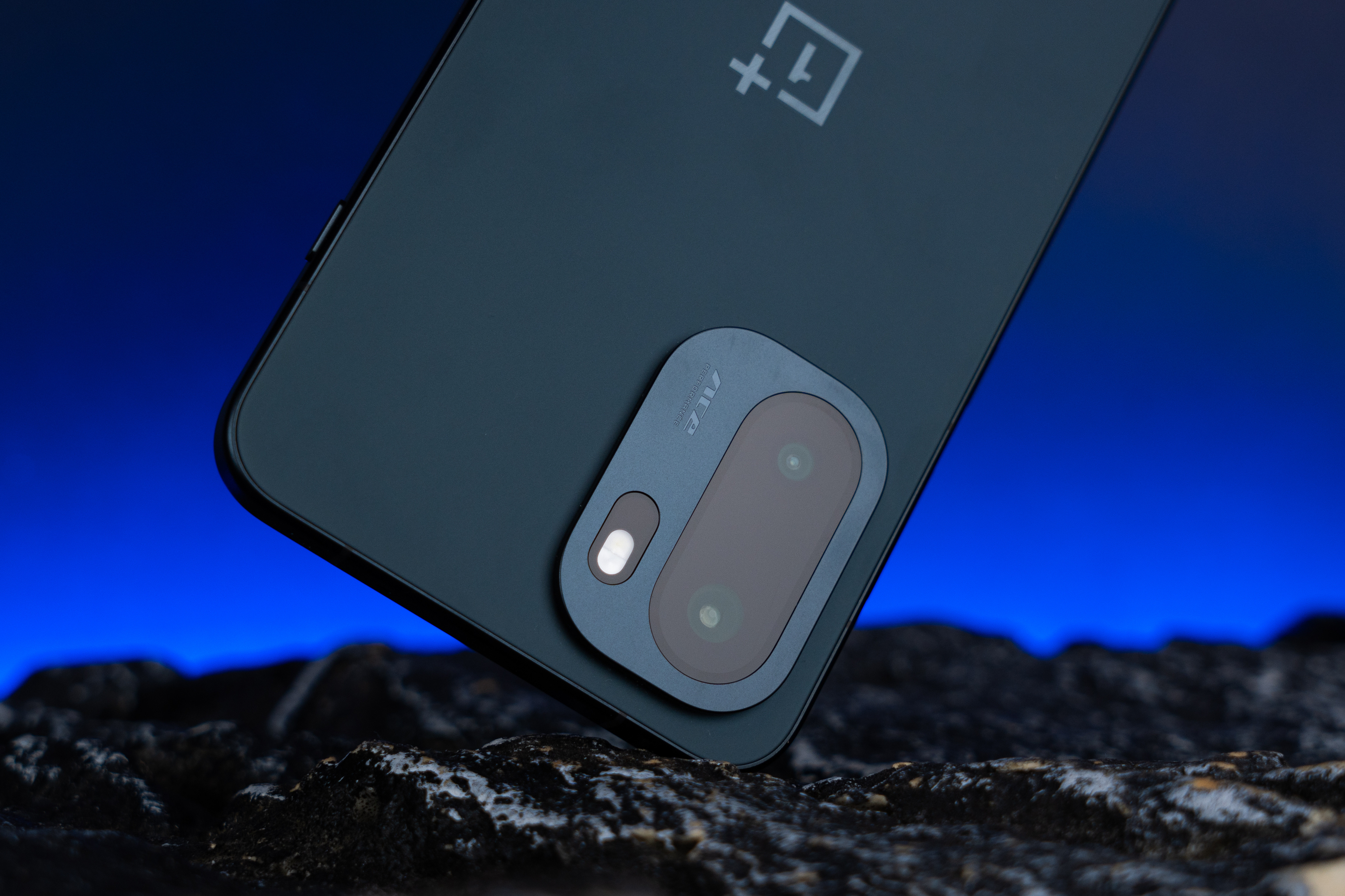 一加Ace6竞黑配色了解一下，整机呈现深邃哑光质感，搭配黑色金属中框，镜头模组设