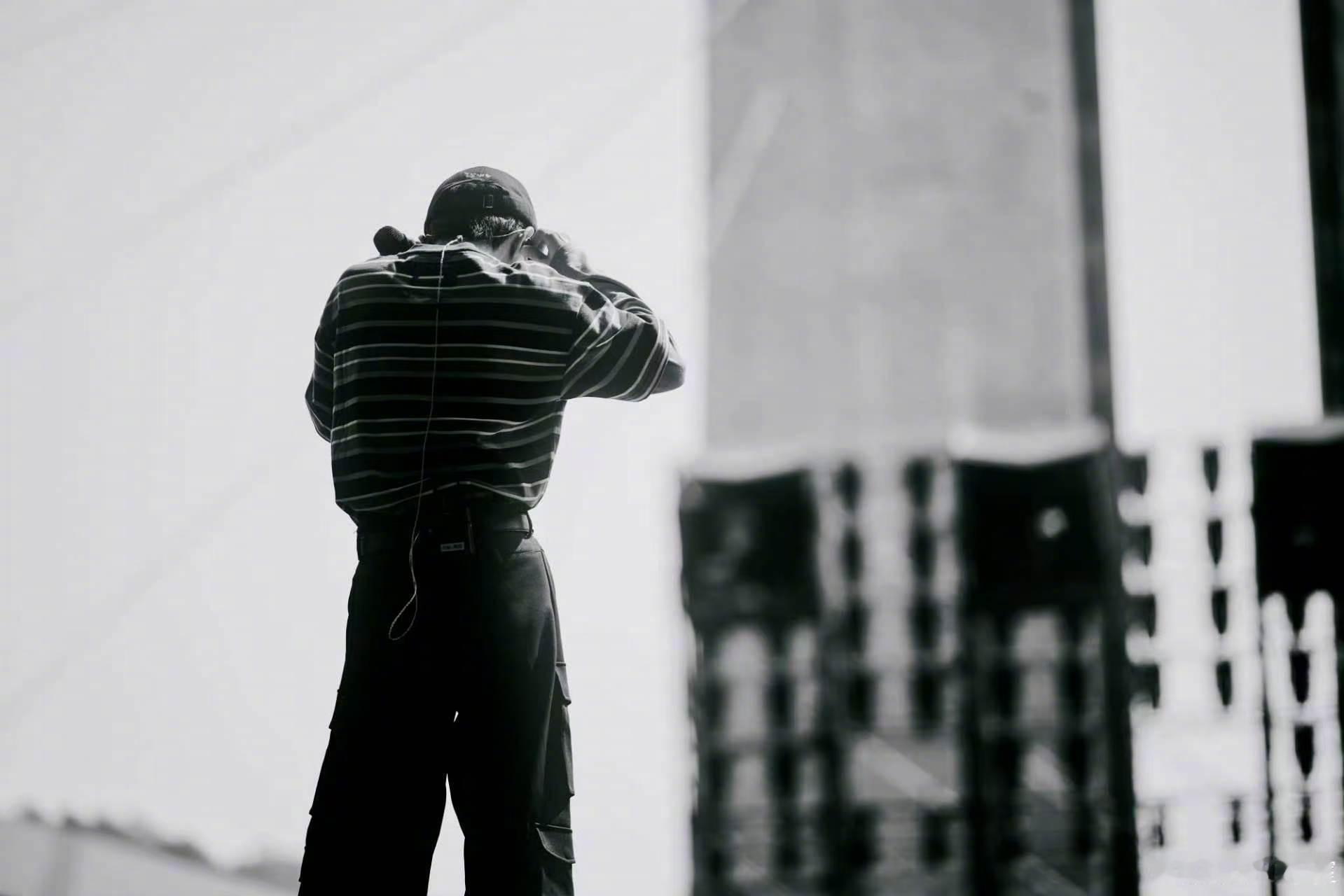 周深一天当三天用拍出发图、彩排试音、后台准备、领奖、舞台炸场、媒体采访……一天