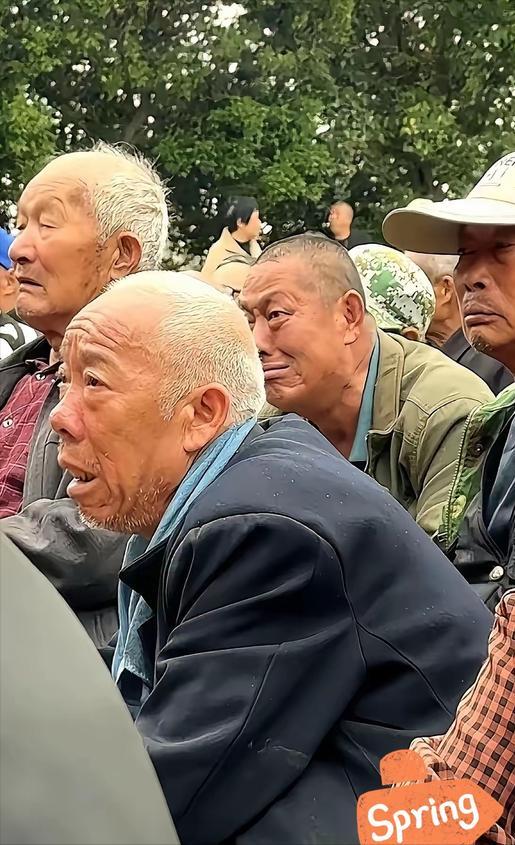 山东梁山有个老板掏了50万，请河南豫剧团连唱6天大戏，本来是给老爹办80大寿，结