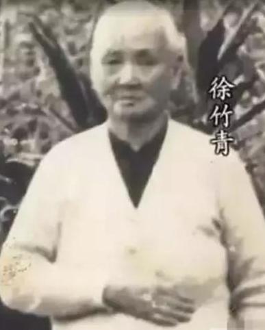 1914年，31岁的阎锡山娶了一个14岁的小妾，新婚当晚，他对小妾说：“躺下吧，