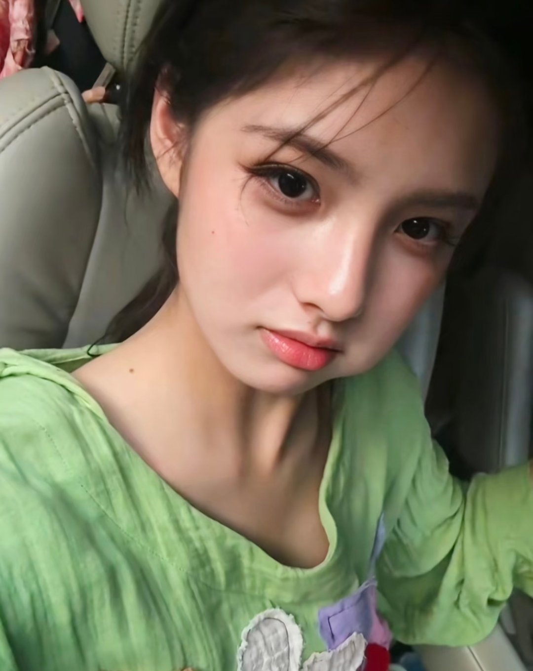 郭敬明把艾米婴儿肥减没了身形整体消瘦：不仅脸部轮廓变得凌厉，肩颈线条也明显单薄，