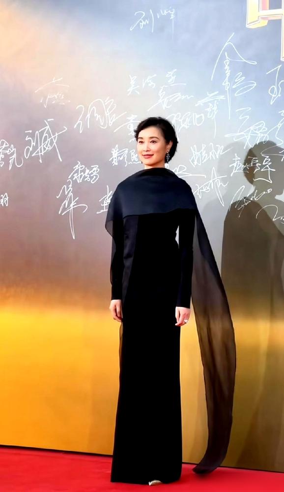 54岁的吴越，拿了白玉兰奖最佳女主角。镜头前，她穿着黑裙，饱满，从容。台