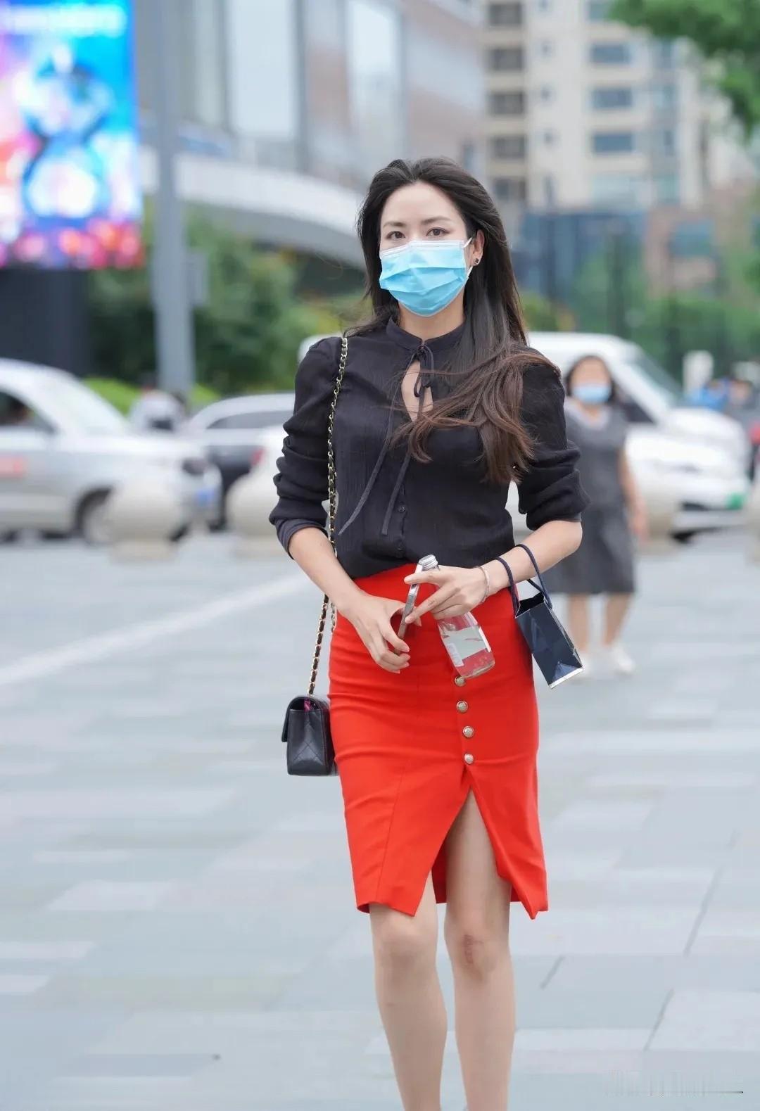 都市街头的红裙之美