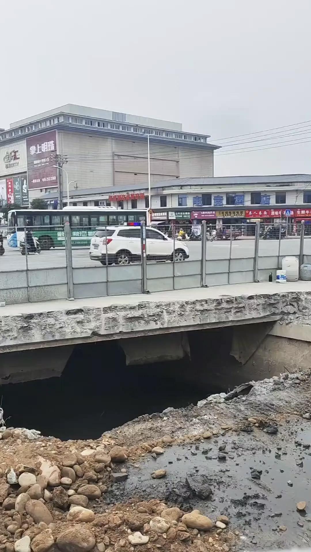 陕西汉中新桥十字路面下藏着“桥”?网友吵翻了!在城市的繁忙中,我们习惯了快节