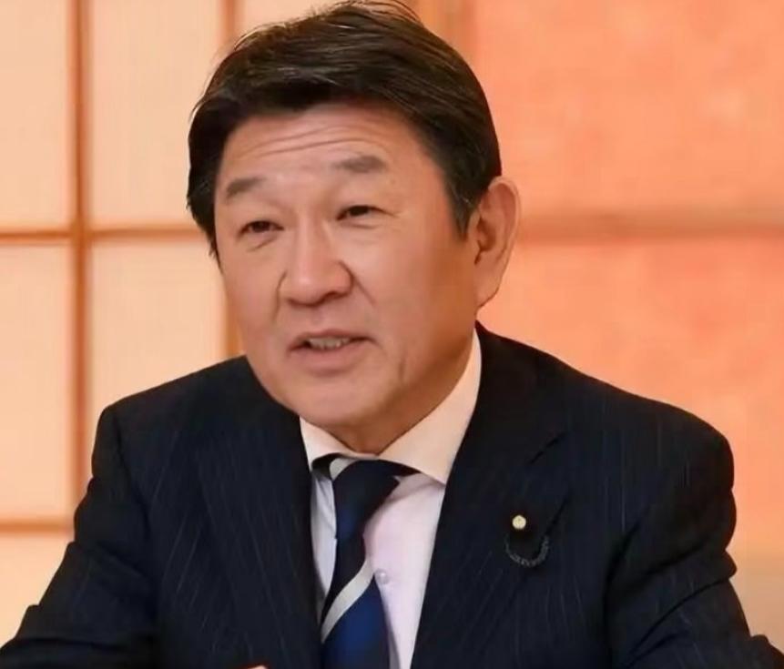 此刻最尴尬！日本外务大臣茂木敏充正在开记者会时，一个记者突然站起来，当着面问了