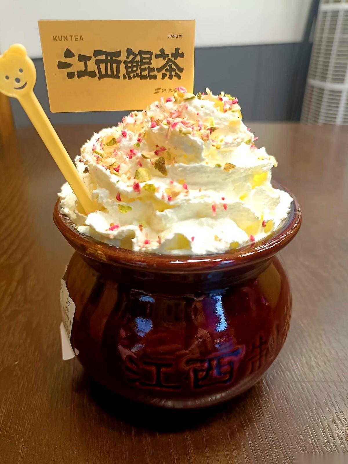 讲真，我去江西买那杯奶茶，压根就不是为了喝的。就是为了上面那套小小的、可以过家