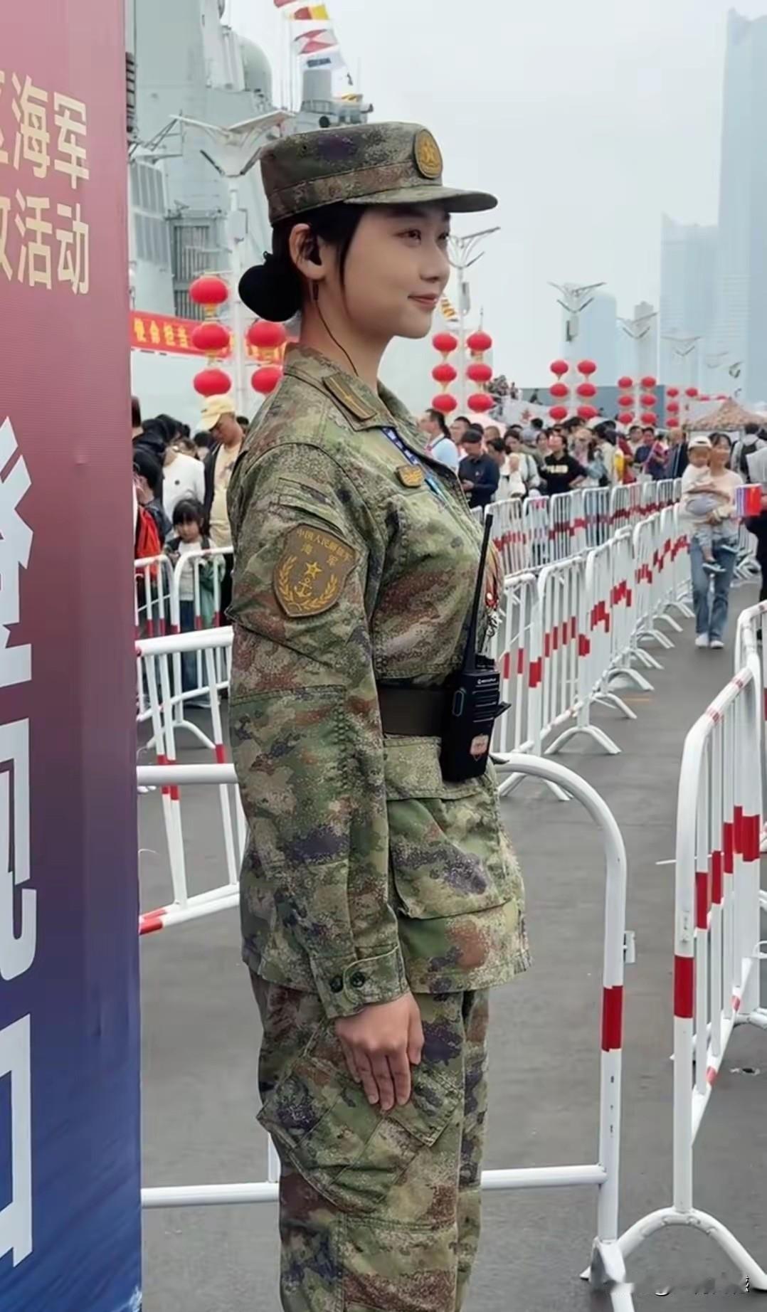 新时代的女军人，非常的自信，非常的漂亮，无论她们站到哪里，都是一道靓丽的风景线，