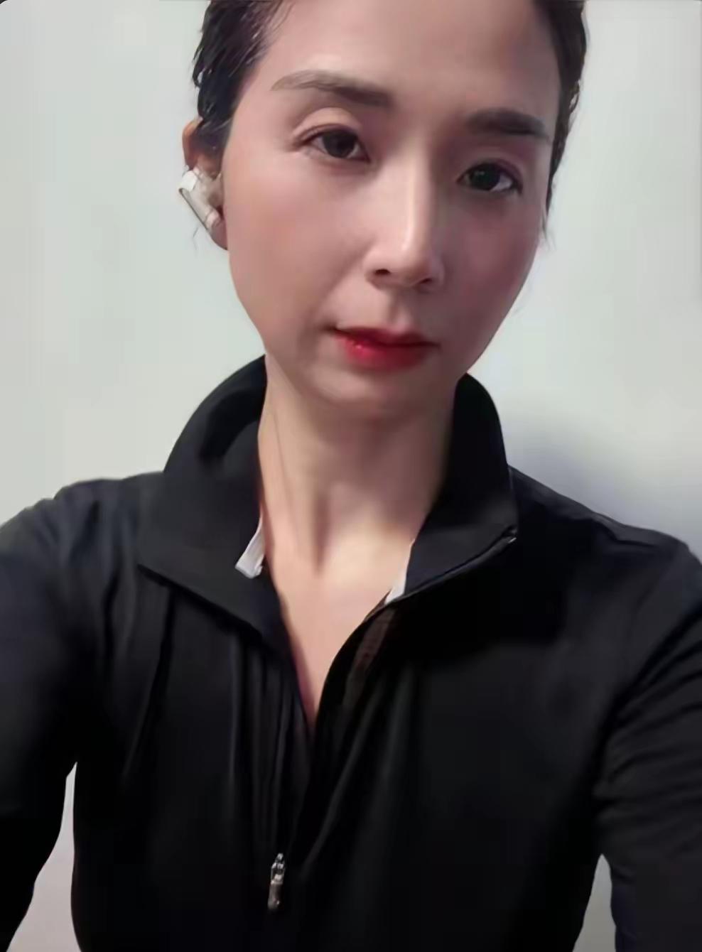 崔丽丽消失20天终于更新！穿黑衣领口开得低，美颜拉满还一脸不屑，这模样哪还有半