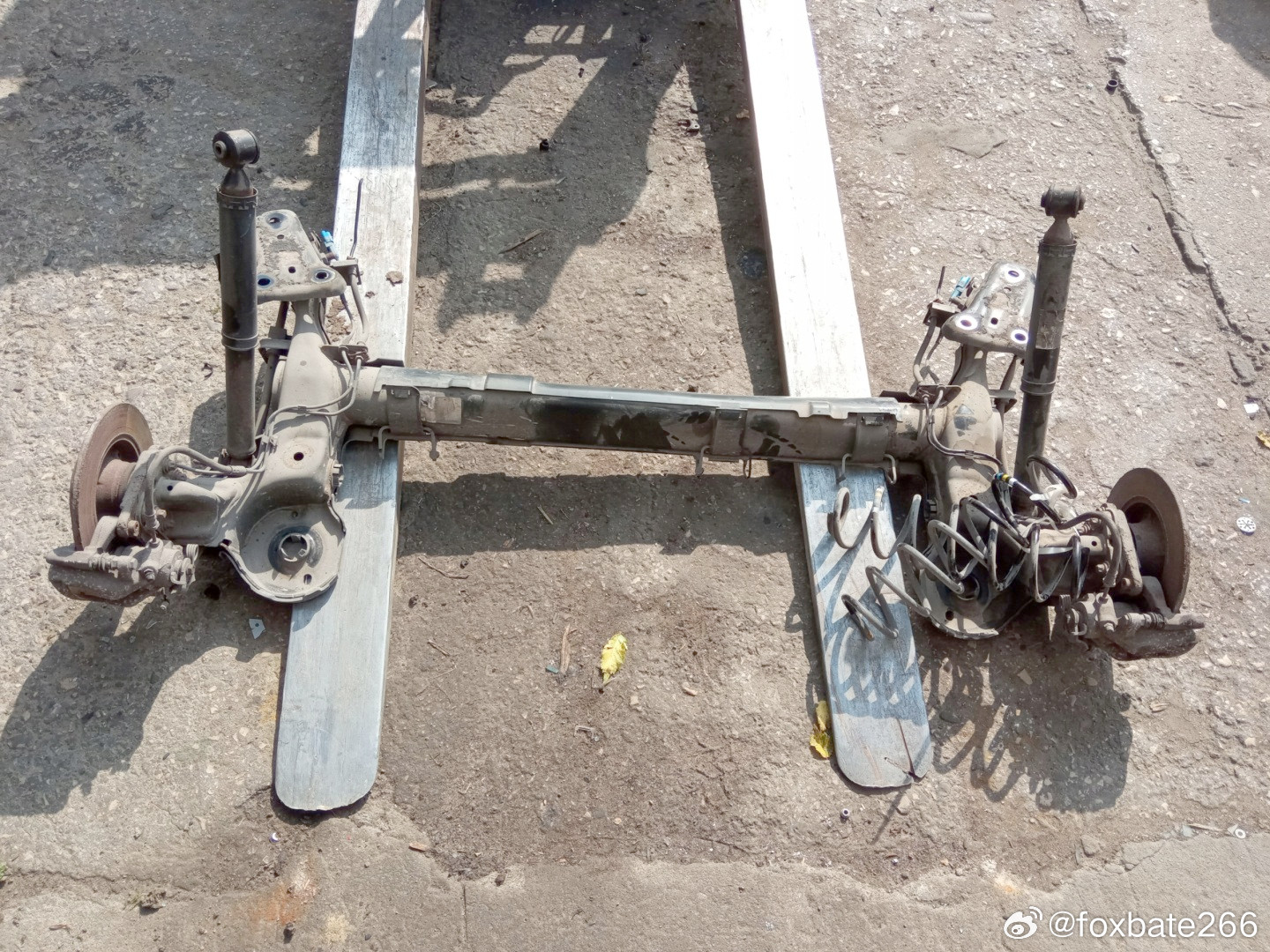 Citroenc3aircross扭力梁后腿。。。这避振桶的位置挺小众的。。