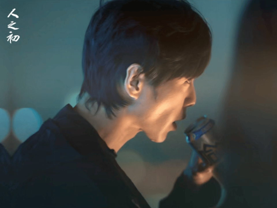 张若昀新剧0帧起疯咱张哥在人之初里真是男大感脆弱感令人安心的疯批感，雨中捧蛋糕