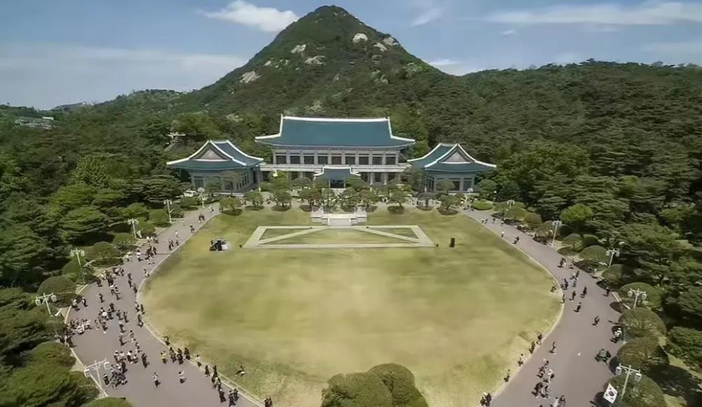 韩国总统府的风水问题，简直是把中国文化学了个四不像！就说青瓦台和龙山总统府这两