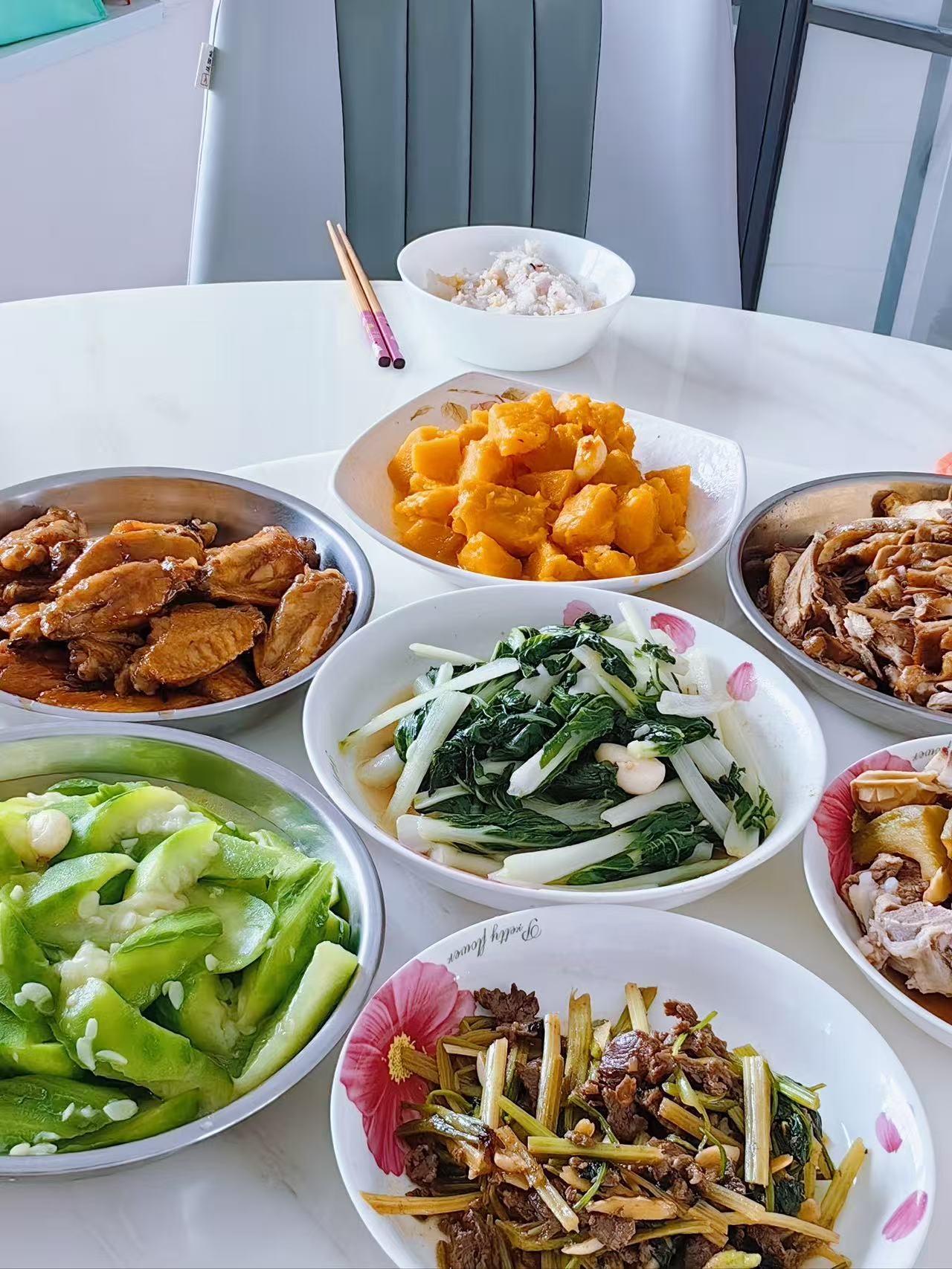 上周末孩子不上学，我大姑姐一家三口来我家看我婆婆，一大早我就去菜市场买菜做饭，忙