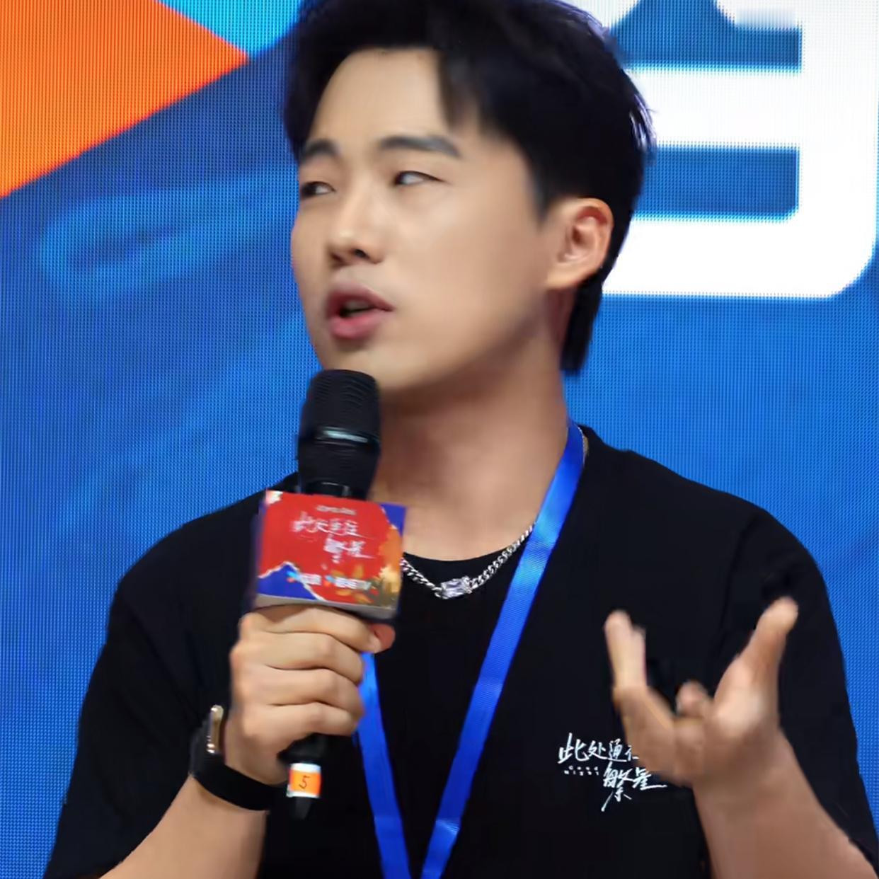 郭麒麟自曝减肥秘诀，喝酒不配菜只啃小黄瓜，网友评论区反问是不是于谦教的！郭麒麟在