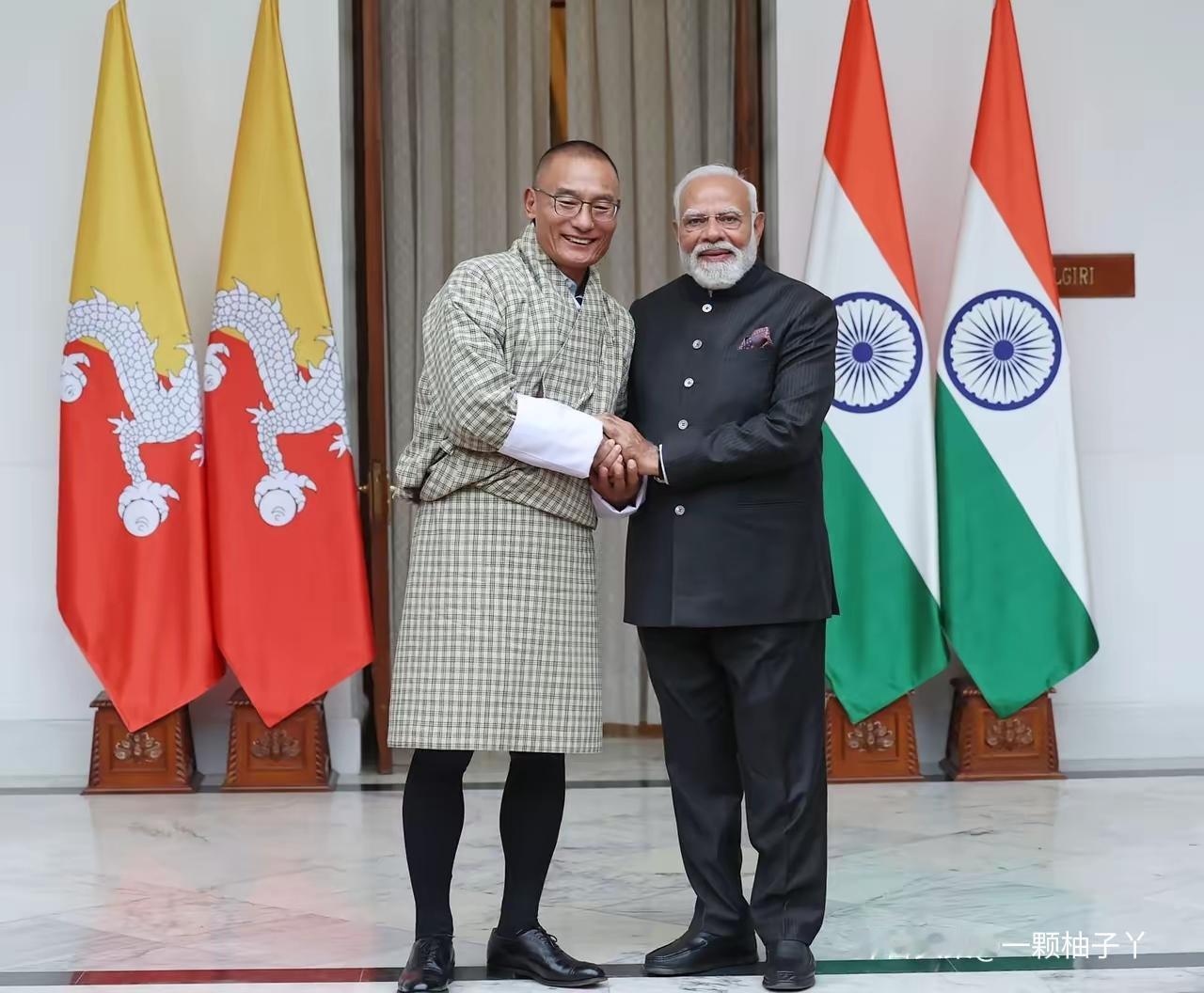 不丹首相策林·托杰现身新德里，一边参加印度人工智能峰会，一边和莫迪总理见了个面。