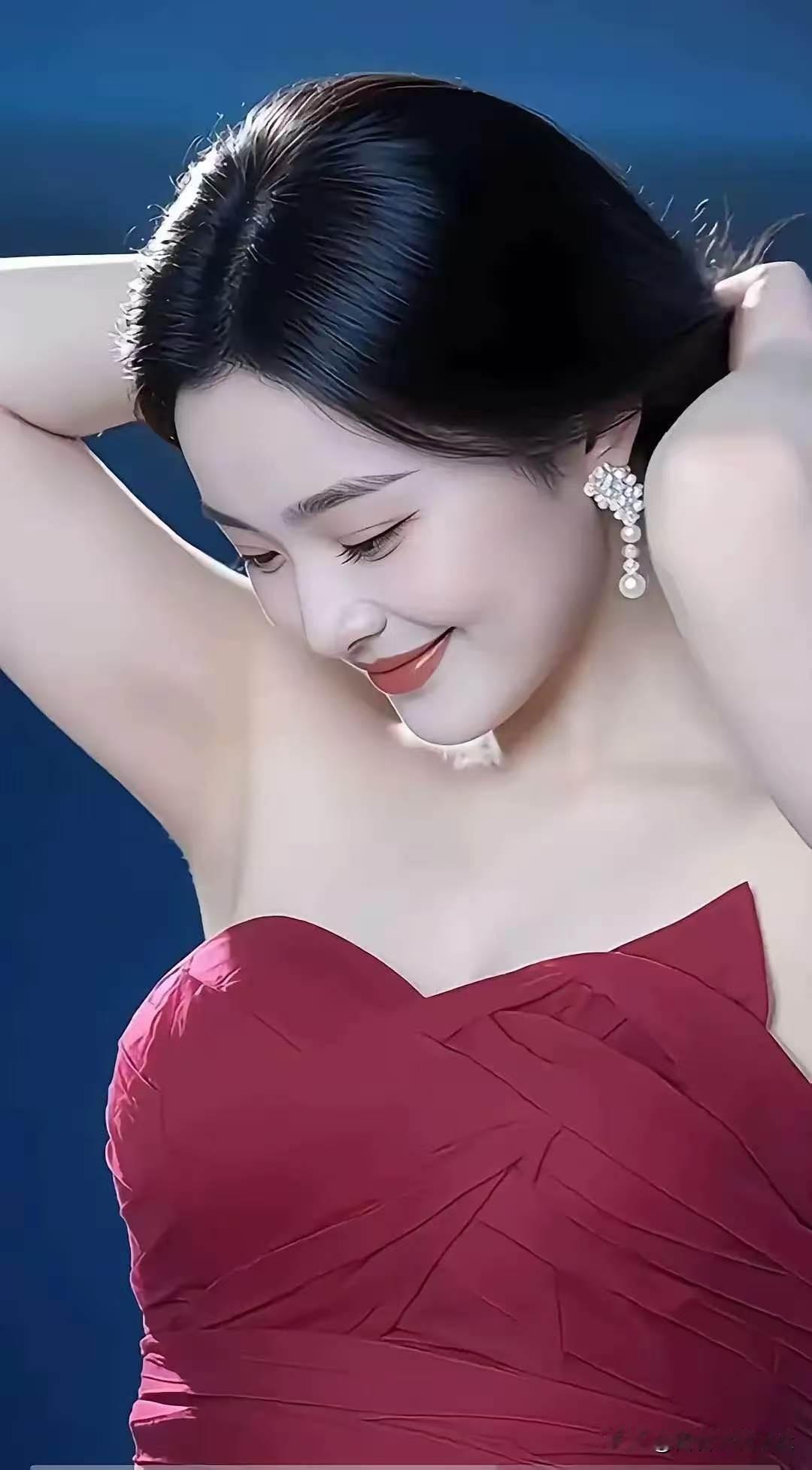 卜算子·绯影低笑敛清光，素手梳云鬓。一抹胭脂映晚红，风里香微近。耳