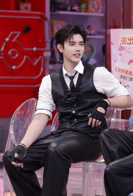 1.陈飞宇想红的心思都写在脸上了，偏偏炒CP的能力跟不上野心，对外撒的工业糖精完