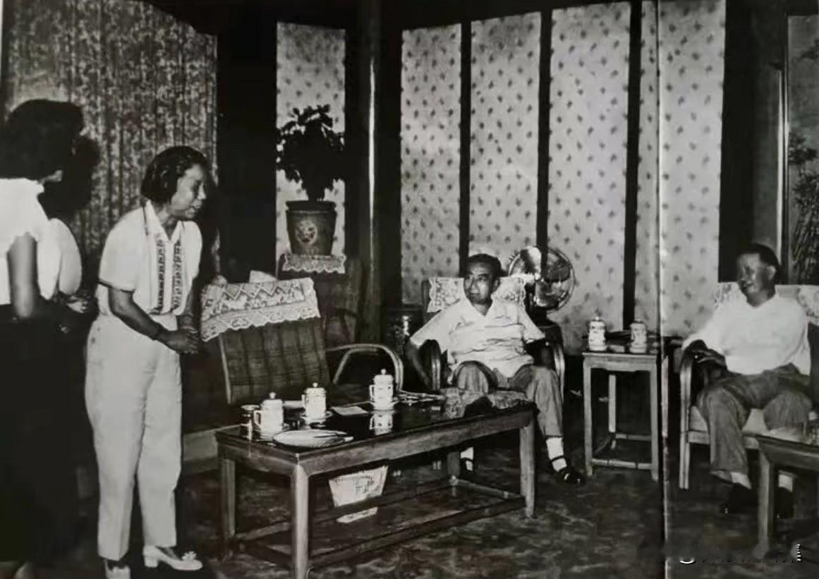 上世纪六十年代初期，京剧大师梅兰芳（右一）应周恩来总理之邀到西华厅做客期间，京剧