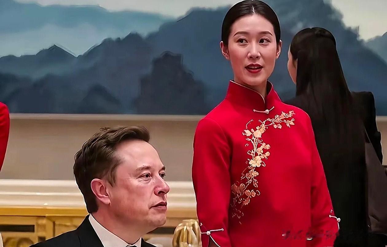 不知道大家有没有朋友发现，国宴上站在马斯克身边的这位工作人员，气质真的太完全不是