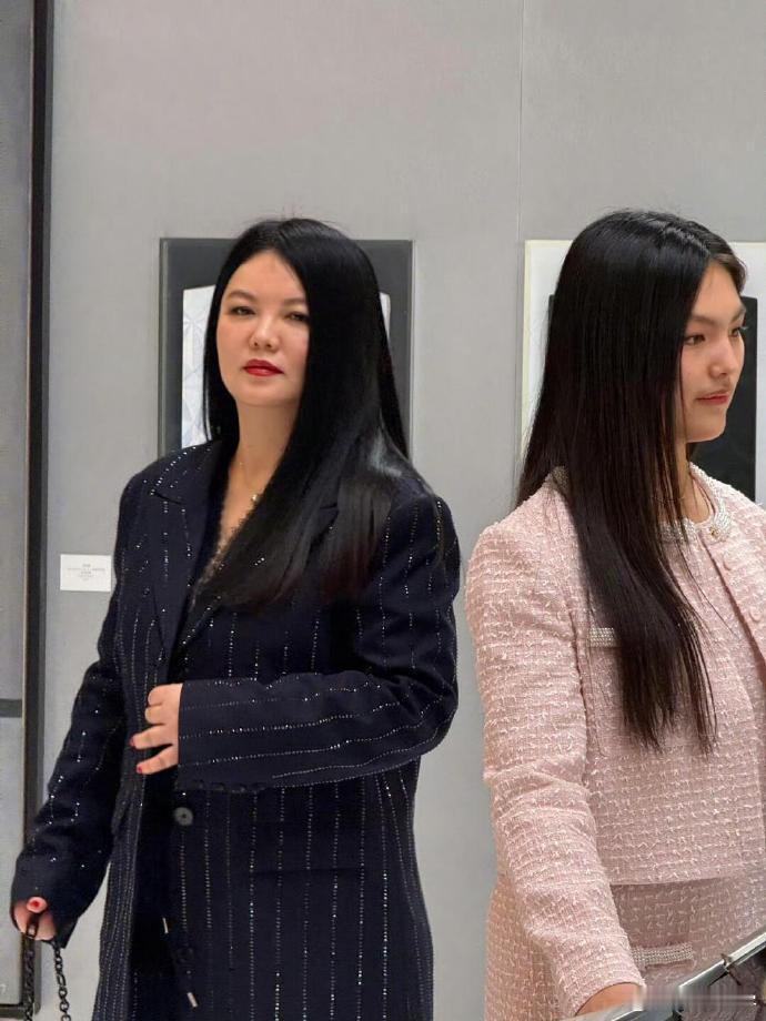 李湘携王诗龄现身活动，王诗龄着粉色小香风，眉眼间与妈妈李湘神似，气质温婉。​​