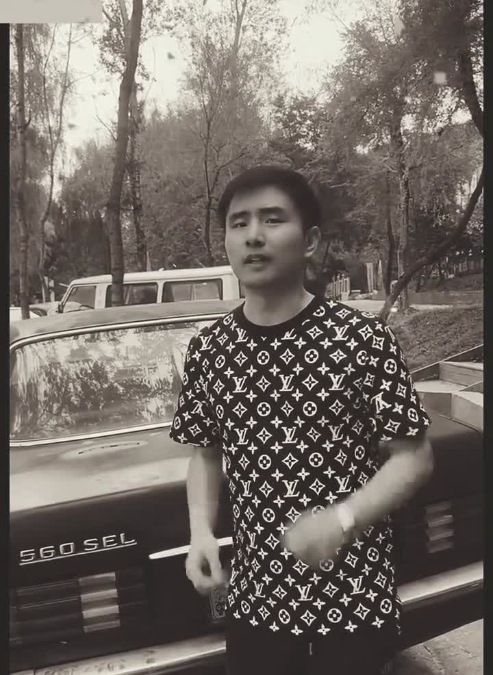 大哥的座驾，一代人的记忆。1993年在当年长春市的最高建筑长白山宾馆楼下就停