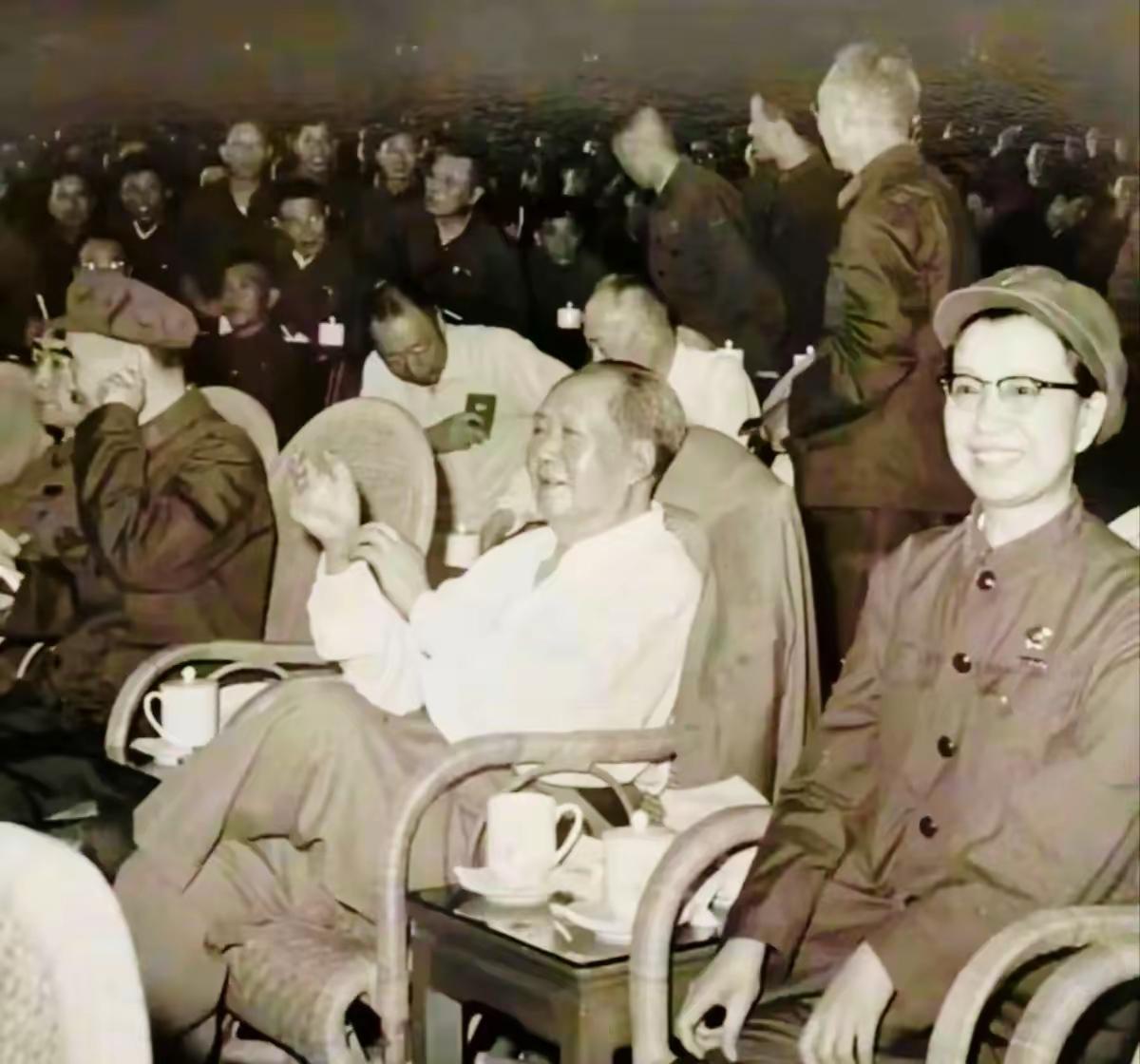 这张留存下来的老照片，记录下毛主席和一众中央领导坐在一起观看文艺节目，现场氛围平