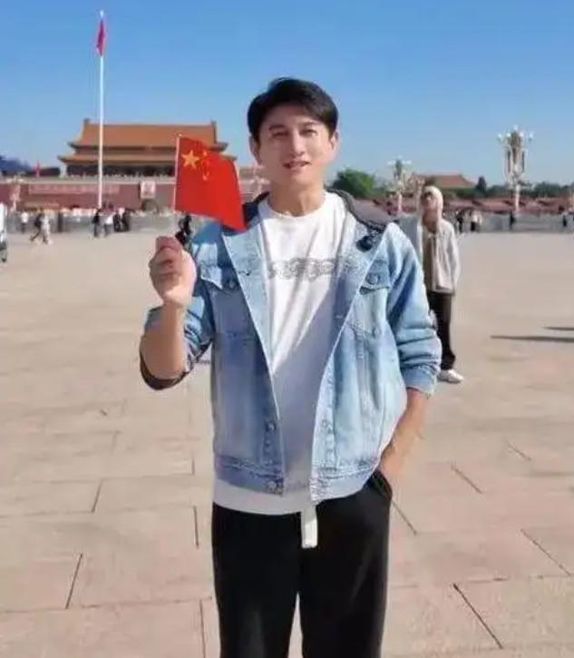 原来，吴奇隆是个好人！继国庆在天安门手持国旗之后，吴奇隆又晒出爬长城、游览天
