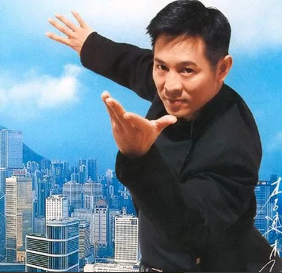 同是华语动作电影巨星，李连杰1963年4月出生，甄子丹1963年7月出生，前者只