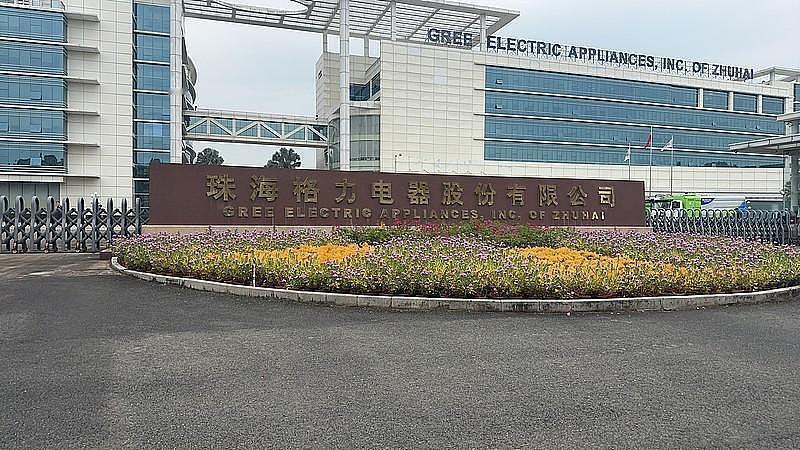 现在家长纠结孩子教育路径太正常了。格力技校首届招生，董明珠当校长，这消息一出就备