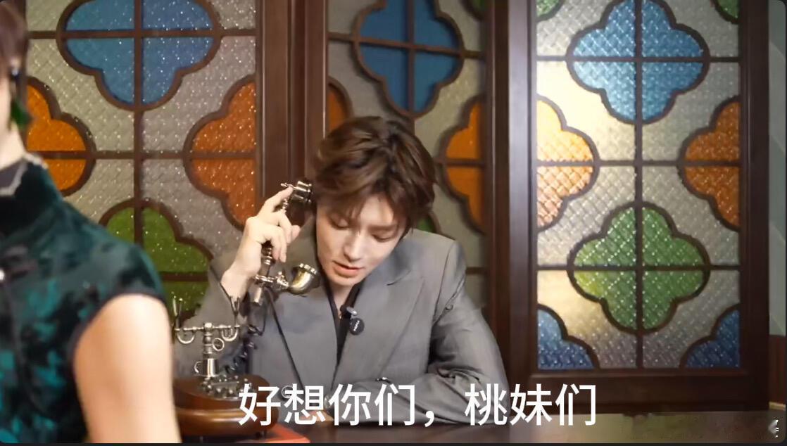 侯明昊顶着这张脸到处玩抽象长这么好看还这么有梗，搞笑与颜值并存，真的太绝了！