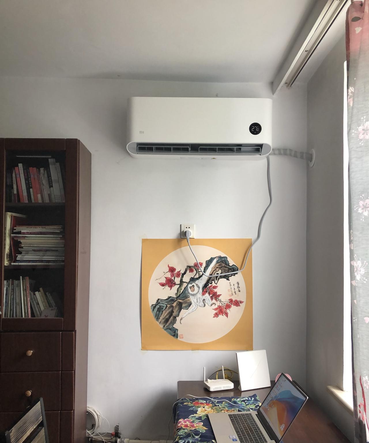 空调终于安上了，屋子里立刻凉瓦的，我咋待着都得劲！上午11点钟，安装师傅给我打