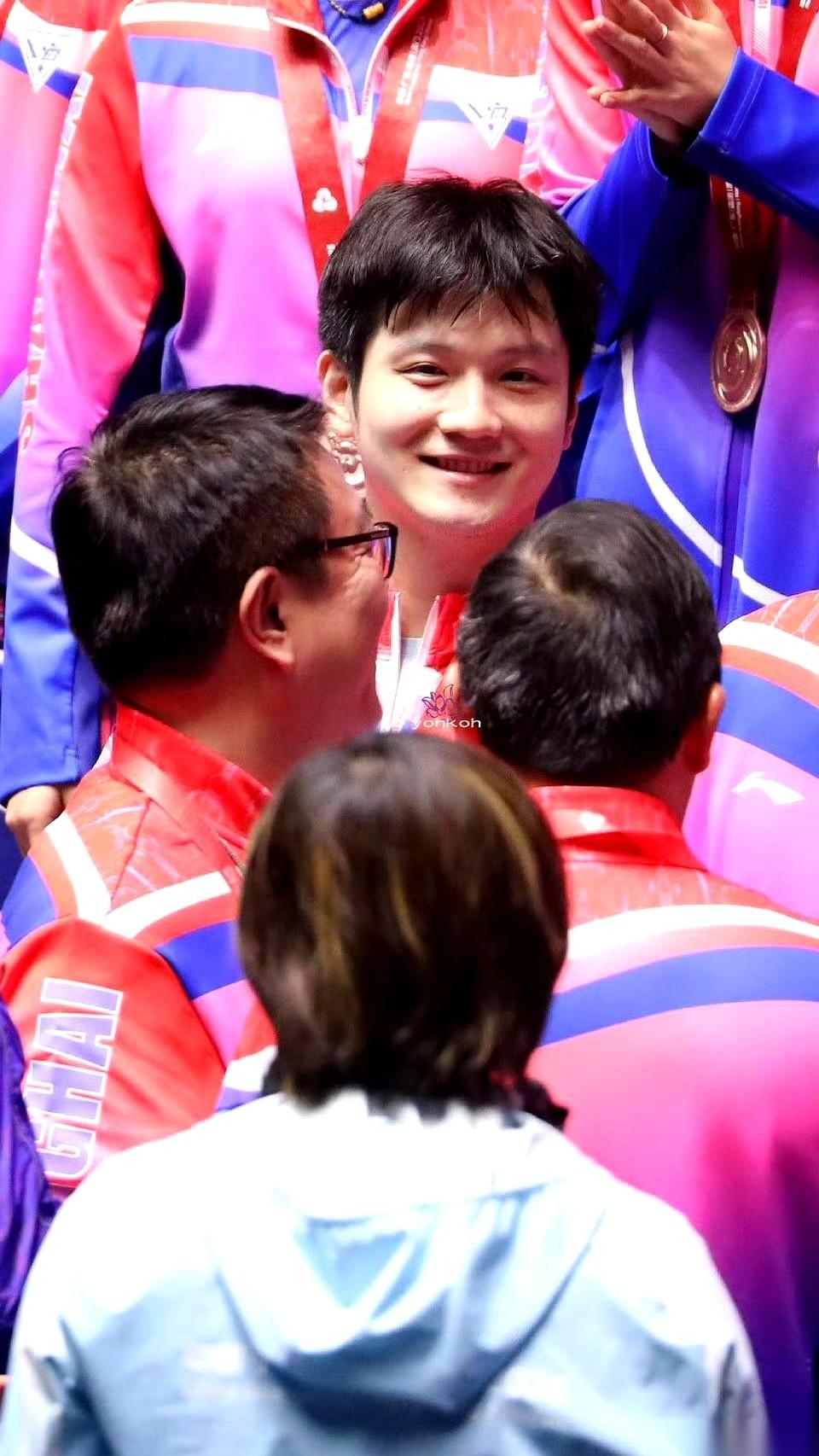 说真的，我有时候看不懂樊振东。拿了男单冠军，他平静得像个局外人。可一到队里拍