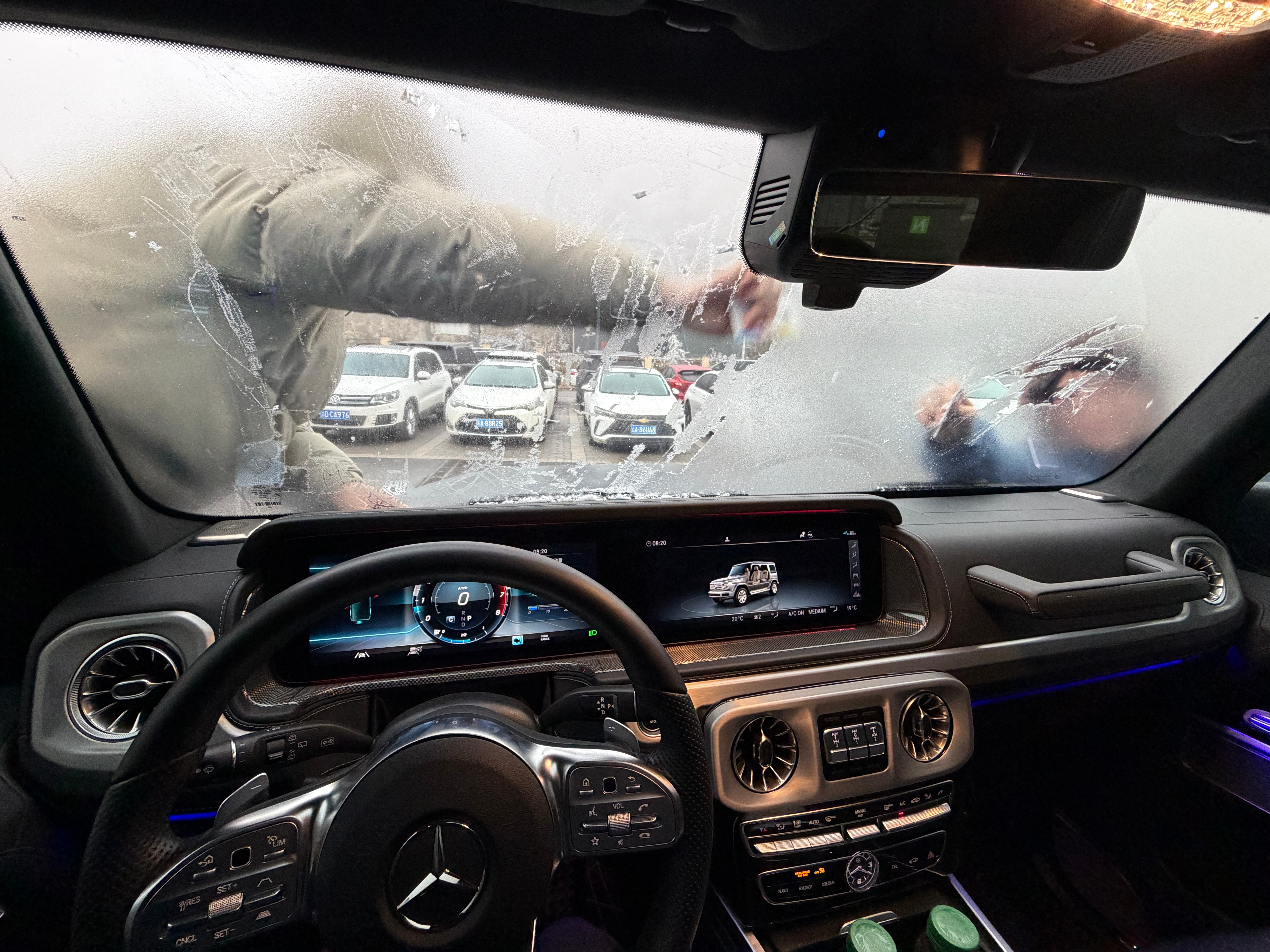 一晚上挡风玻璃全冻住了。得人工去冰