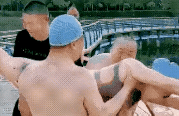 不管这三个男子和这位女子是什么关系，这样的行为都不妥!真看吐了！三个大男人抬着