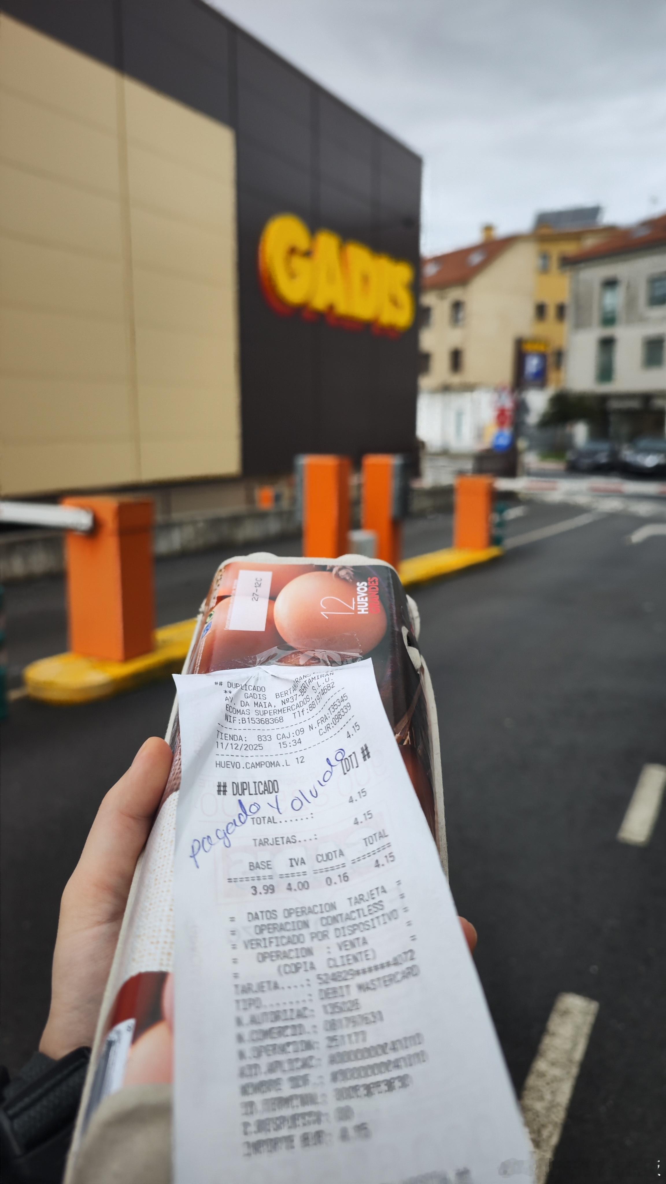 昨天中午和朋友吃饭，把车停在Gadis超市，顺便买了一盒鸡蛋（对又是鸡蛋。我喜欢