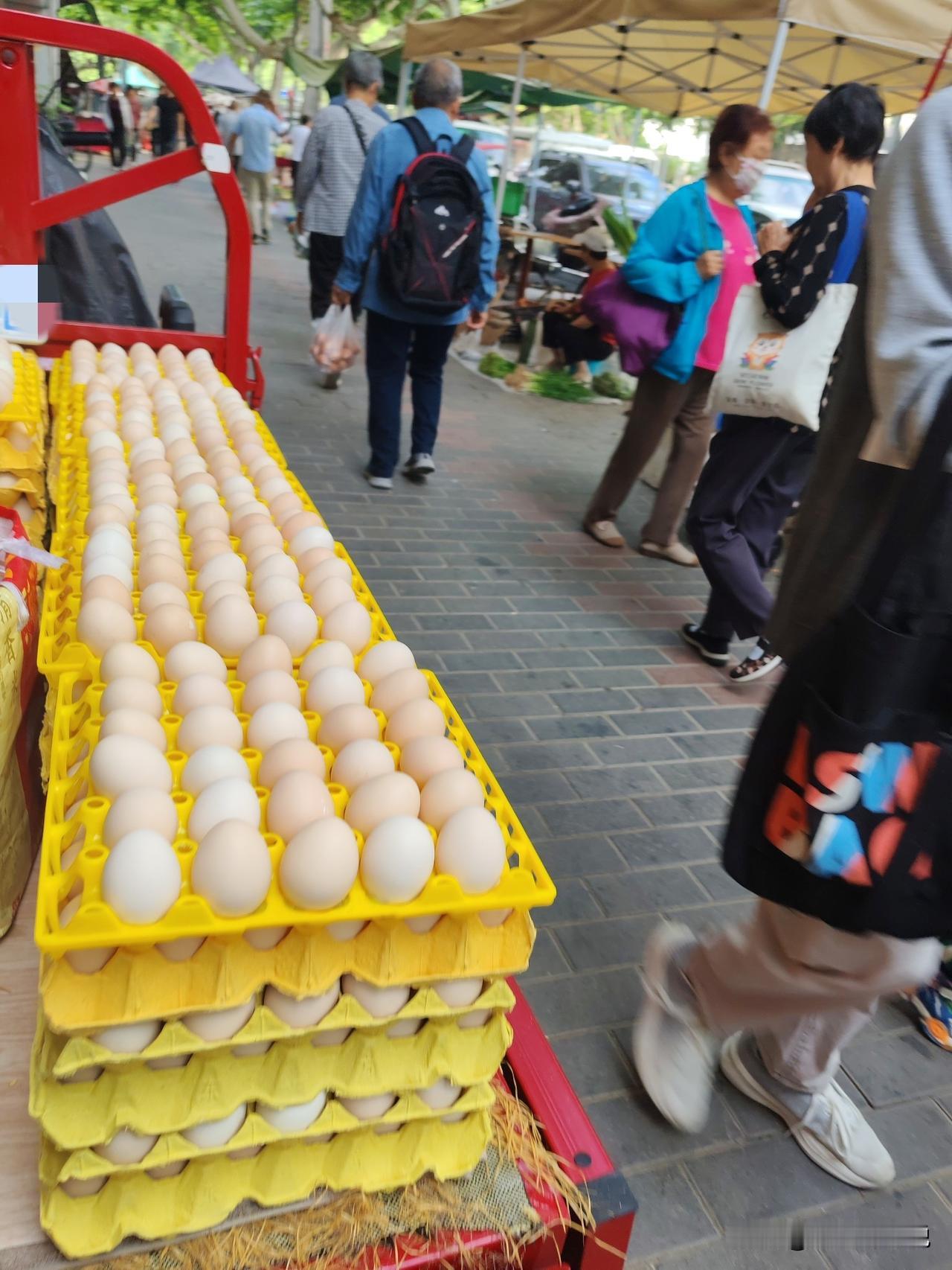 最近这鸡蛋情况有点反常5月31日，这是西安北郊的一个早市，我此刻路过顺手拍下的