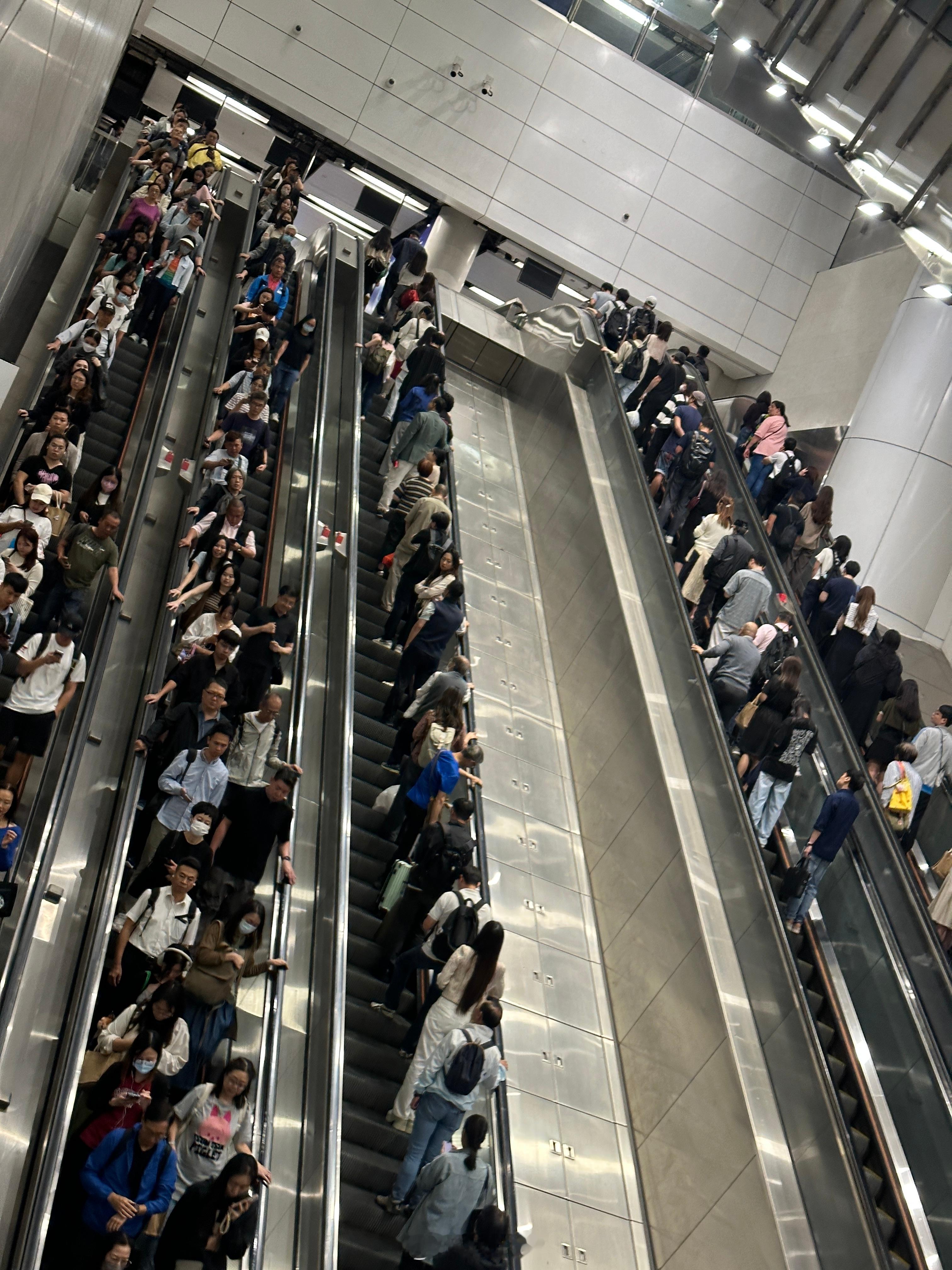 朋友说在香港千万不要打的士，之前经历过，乱打表收费和车费80，给了五百港币，司机