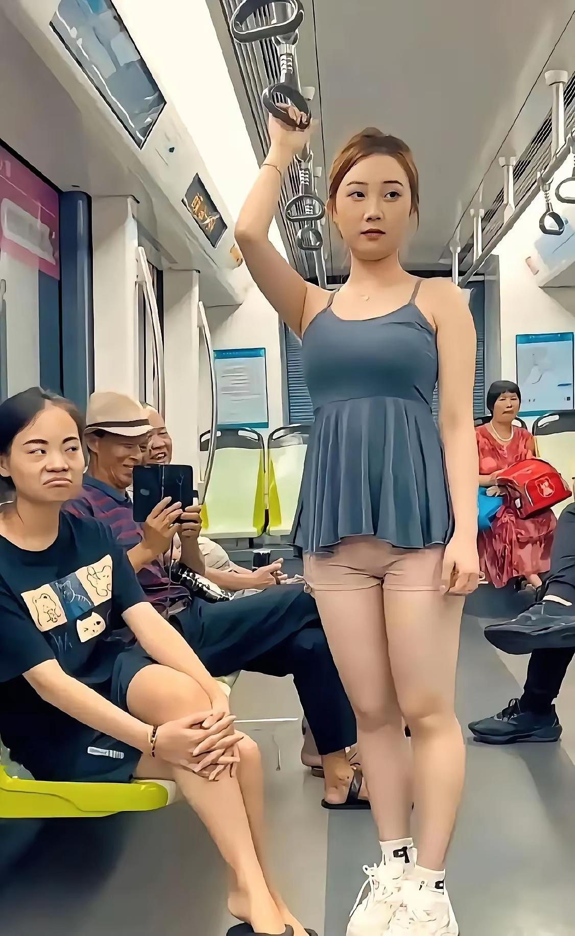 地铁上的时尚穿搭，轻松自在，元气满满！