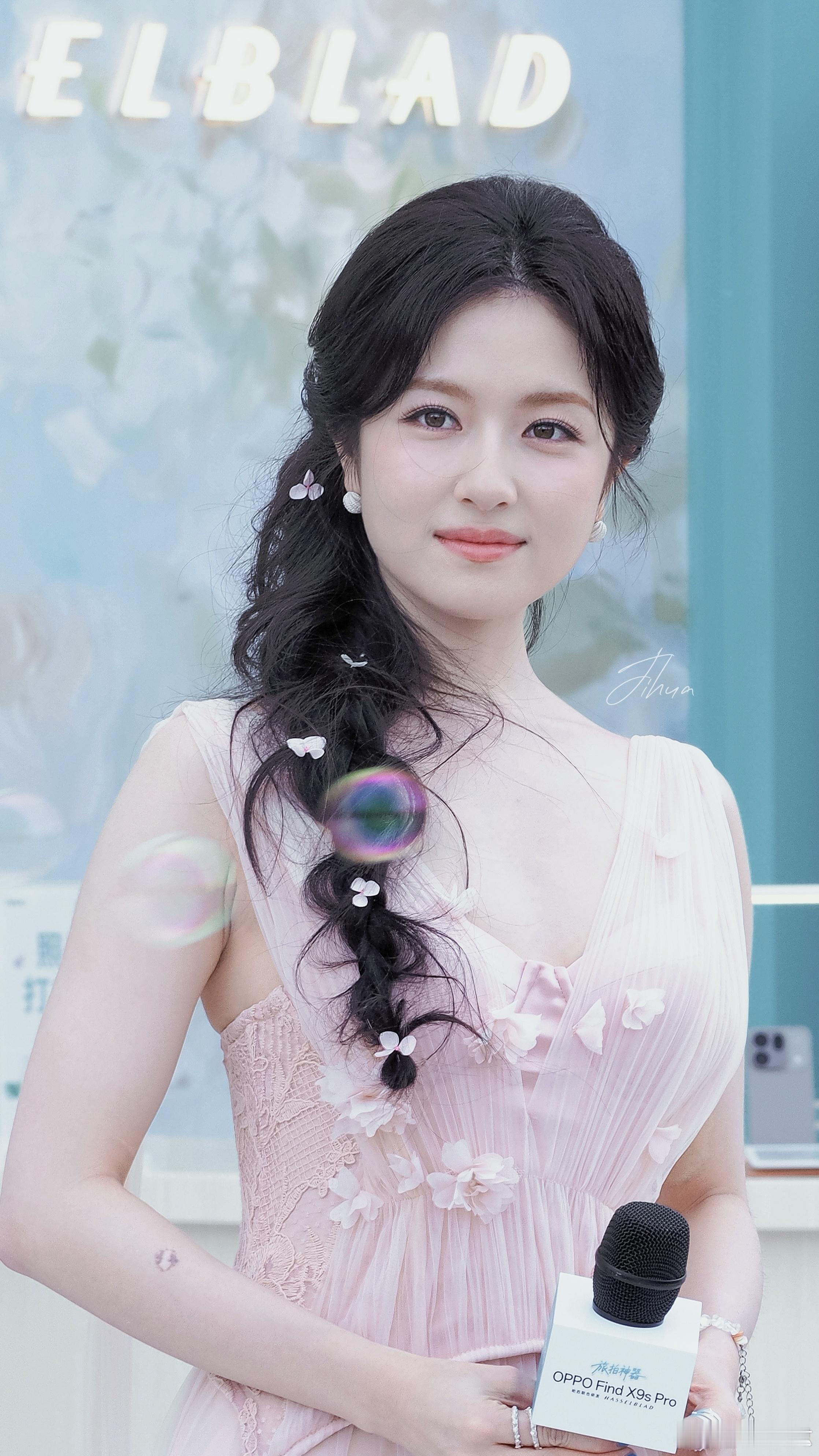 李兰迪台词功底太绝，声线随角色随心切换，咬字清晰节奏温润，娓娓道来满是治愈感，代