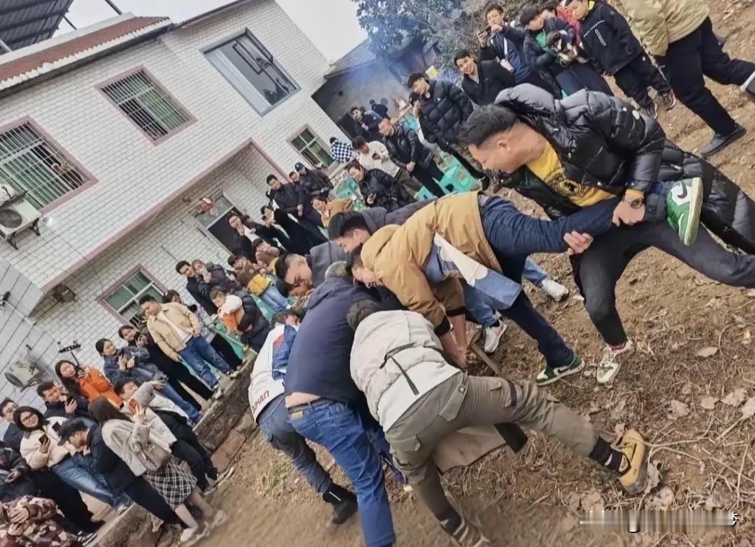 “救命！喊人来杀猪，竟杀成了全国狂欢？！”四川这姑娘现在估计想把手机埋了——