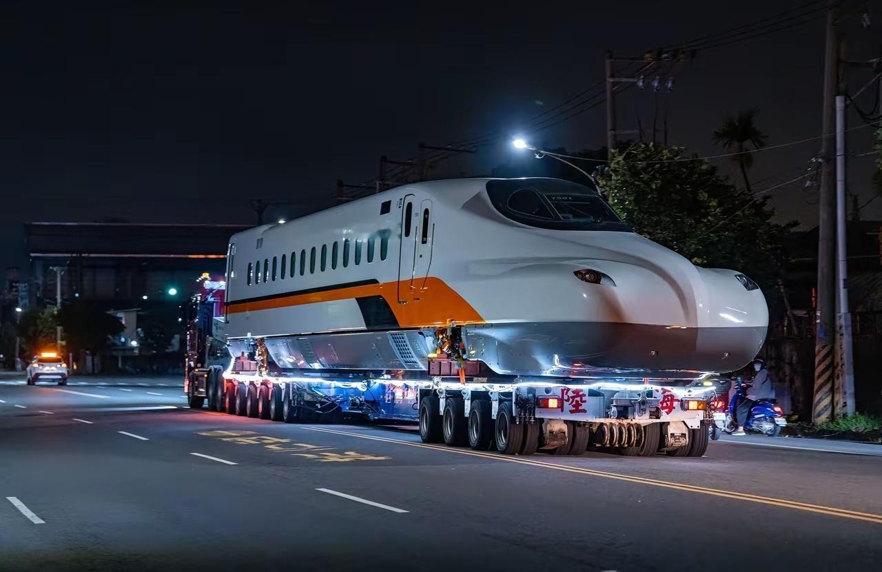 台湾高铁首列从日本引进的N700ST“鸭嘴兽”运抵高雄