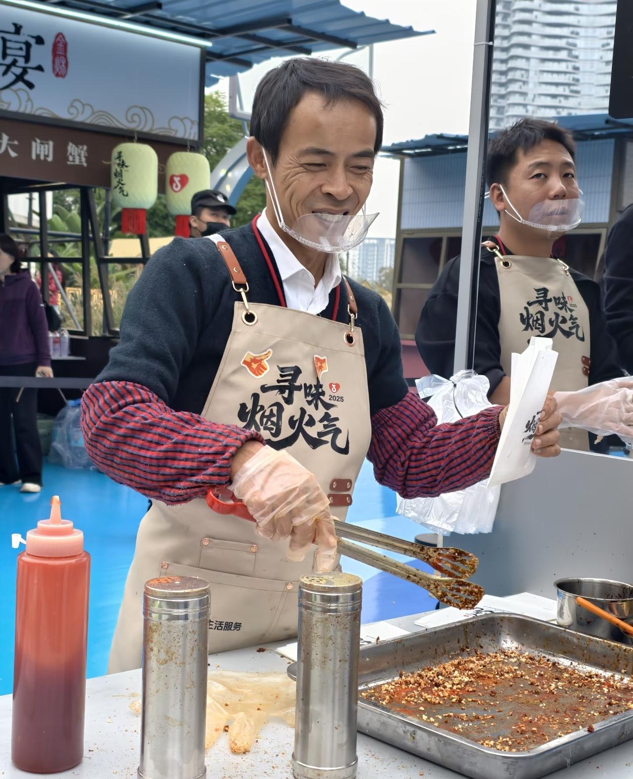 香港邵大厨评价鸡排哥的炸鸡排时，最尴尬的一幕出现了，不是鸡排哥的鸡排不好吃了