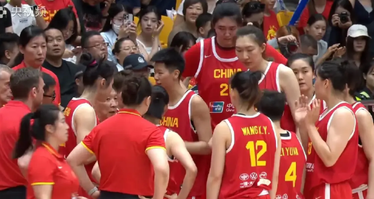 张子宇一拿球就三个人包夹，这估计是她以后在国家队的常有待遇；不过也正因为三人包夹