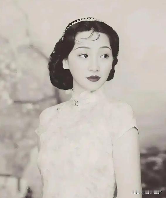 1925年，27岁露兰春伺候完57岁的黄金荣，便泛起恶心去洗手间干呕，擦完嘴巴，