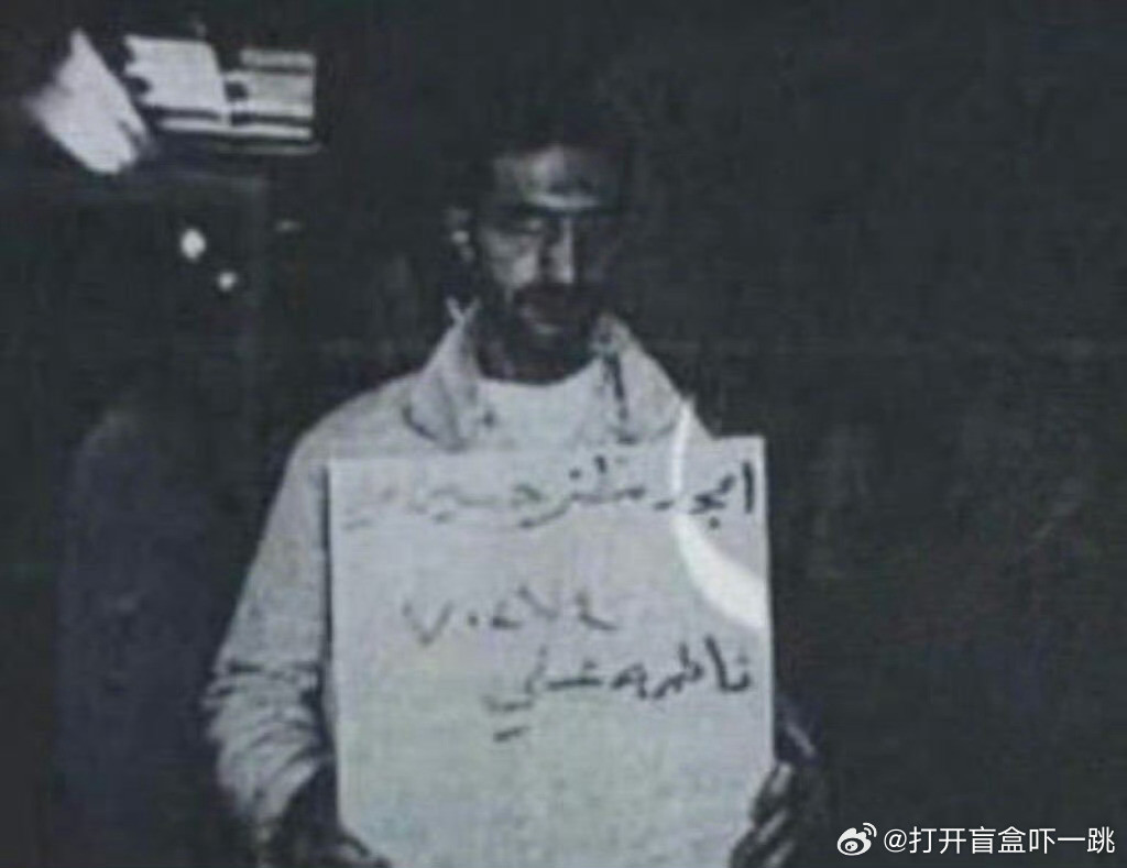 2006年，艾哈迈德·沙拉在摩苏尔路边放置炸弹时被美军抓捕，随后他被美军视为基地