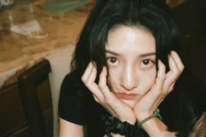 宋祖儿黑白色彩九宫格宋祖儿就这样萌萌的看着我高级简约的黑白九宫格，宋祖儿直面镜头