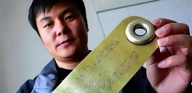 1999年，内蒙小伙被债主追债，走投无路只能钻进家中地窖藏身，下窖后他猛地回想起