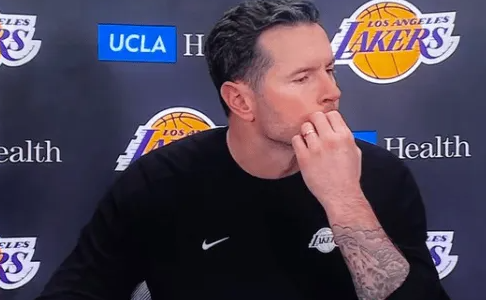 NBA圣诞大战，湖人主场96-119不敌火箭。赛后，湖人主帅雷迪克接受了采访，谈