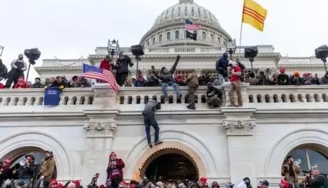 美国为何不怕自己国家发生革命？其实道理很简单，美国政府是真会杀人，华尔街闹事的带